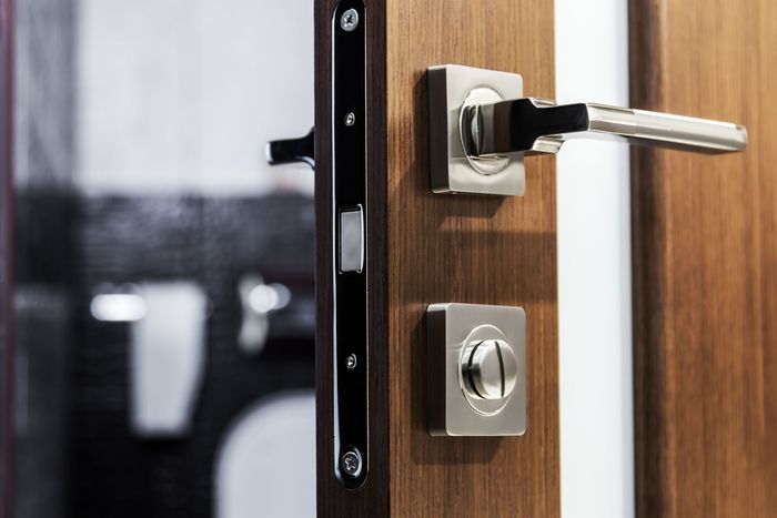 Un gros plan d'une porte avec une poignée et une serrure.