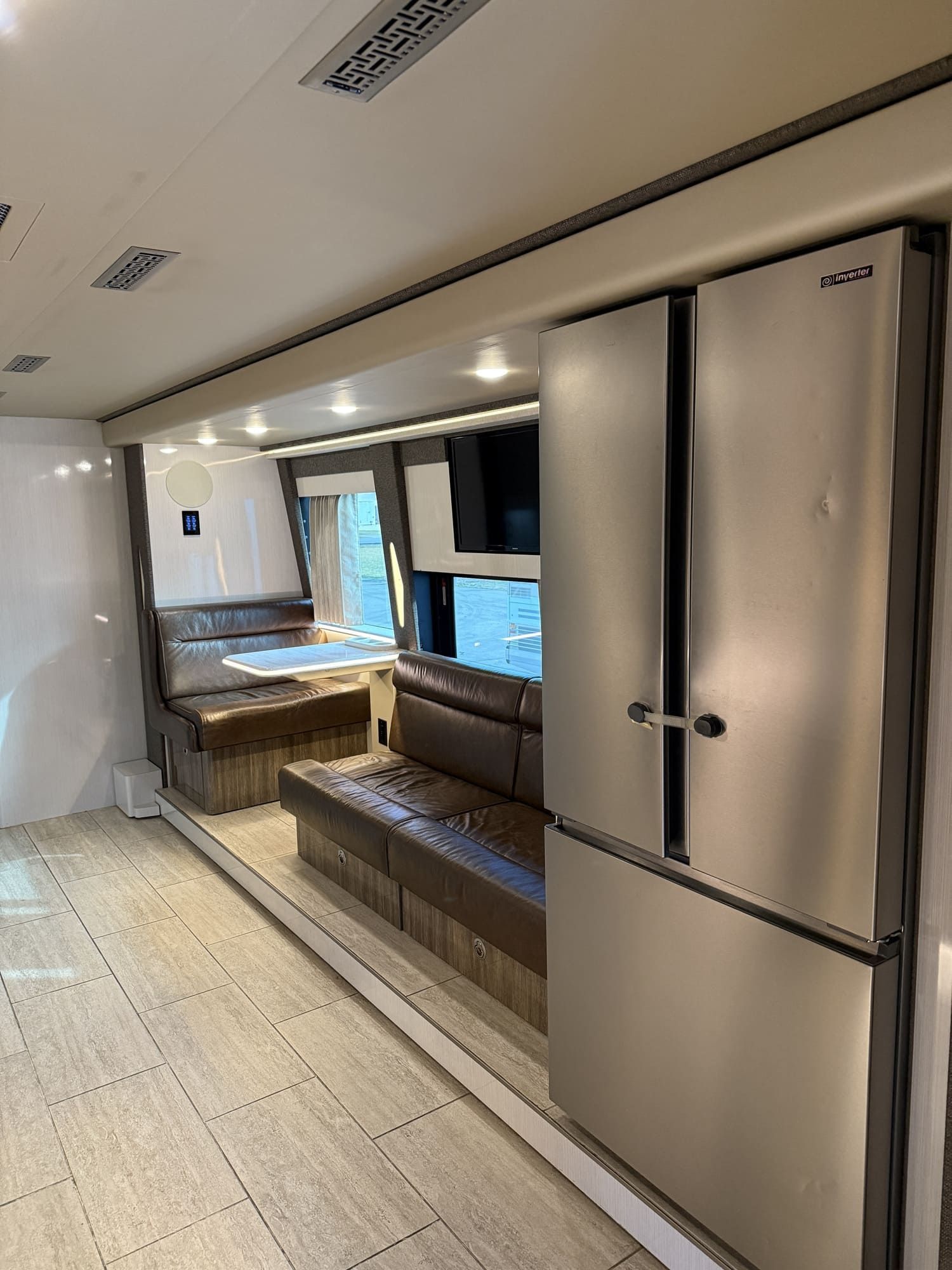 luxury entertainer coach with amenities