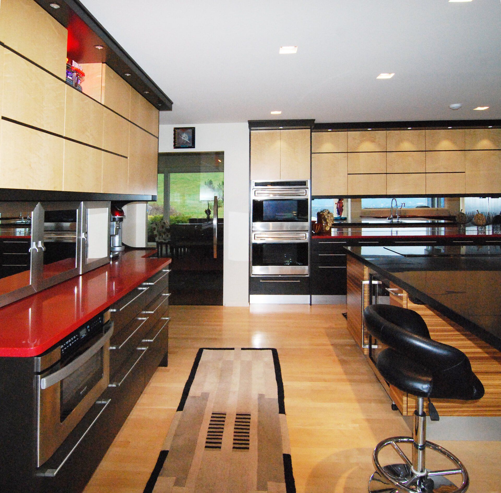 Red details in black and wood kitchen design