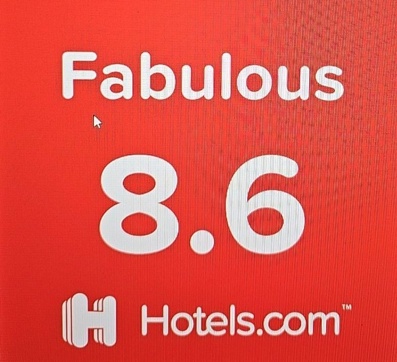 Hotels.com rating badge on red background reading “Fabulous 8.6”
