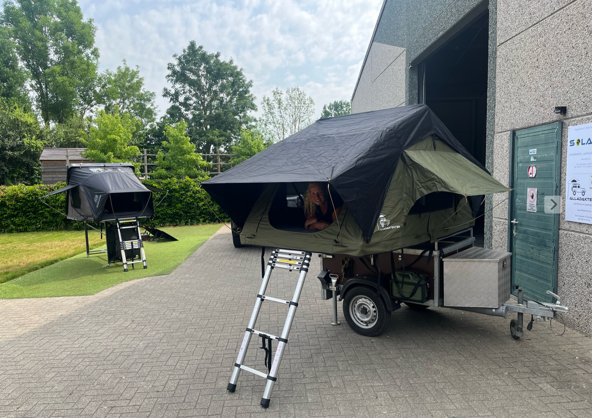 Onze bagagewagen met daarop een daktent.
