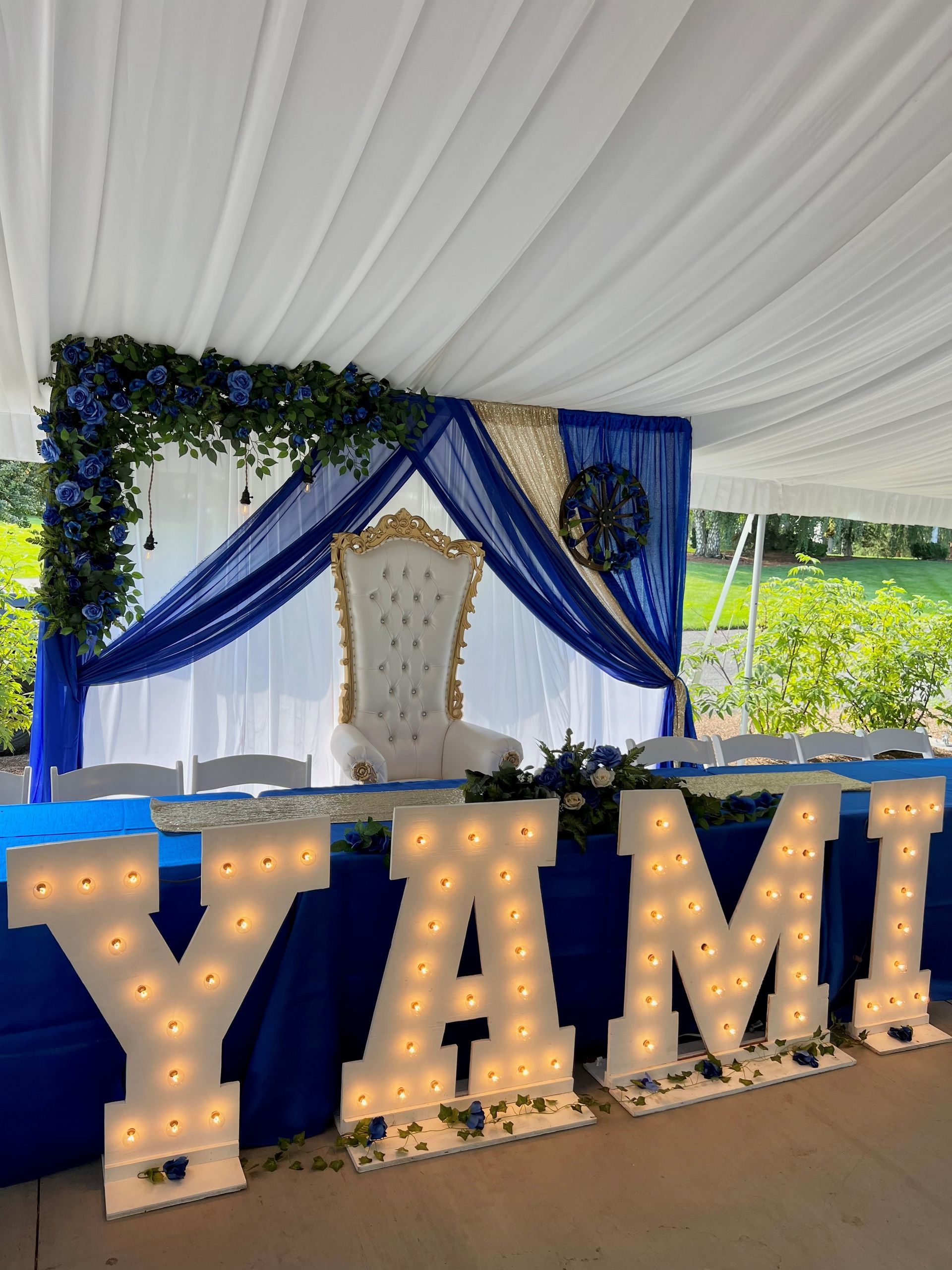 A table with a chair and a sign that says yami – Pasco, WA - Decoraciones Garcia