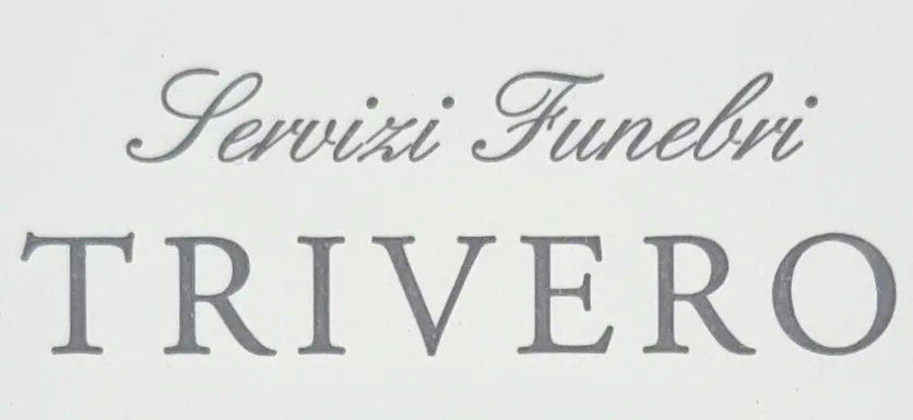 Logo per Servizi Funebri TRIVERO in corsivo e testo serif grigi su sfondo bianco