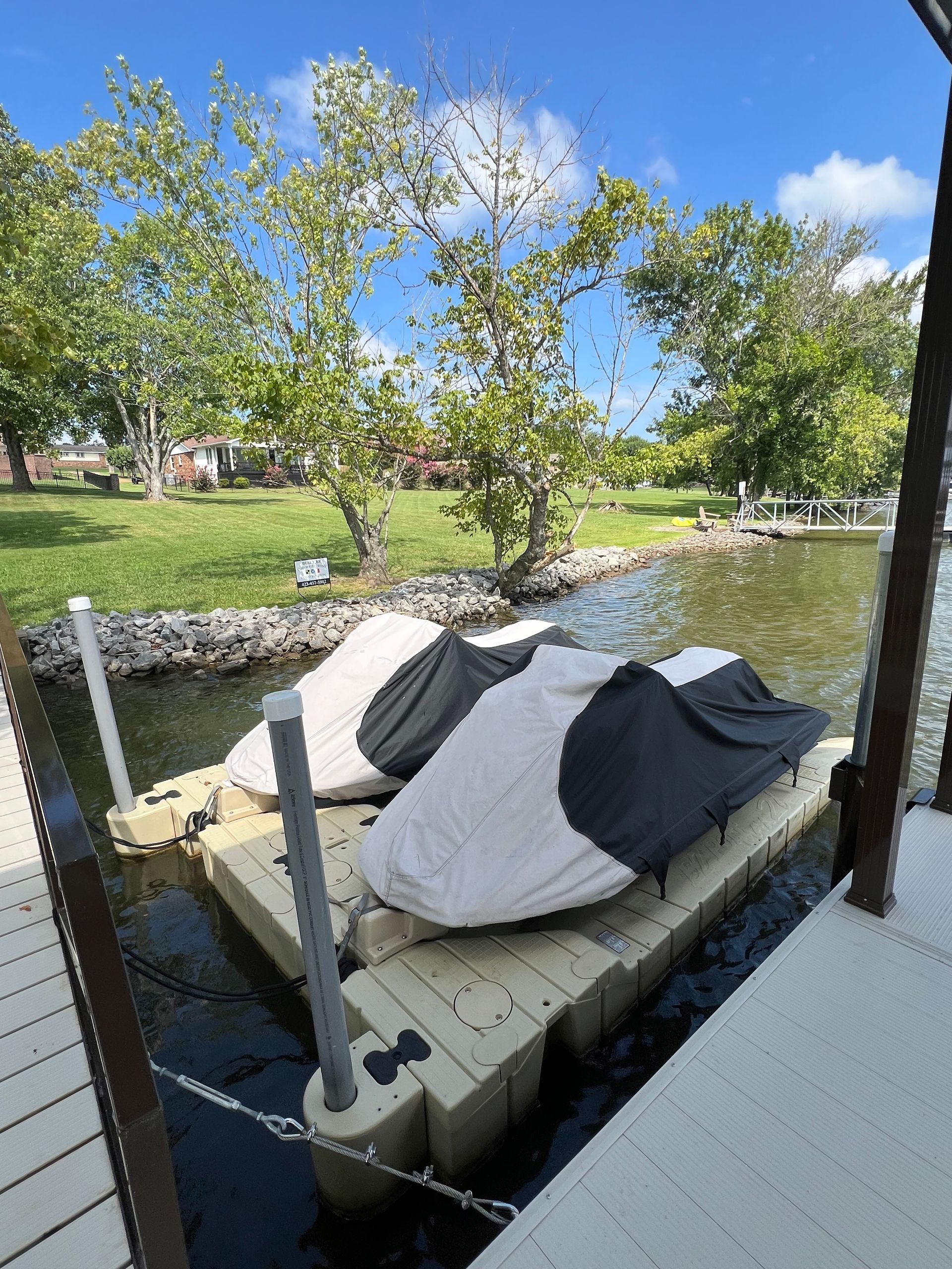 A boat is docked in a dock next to a lake.