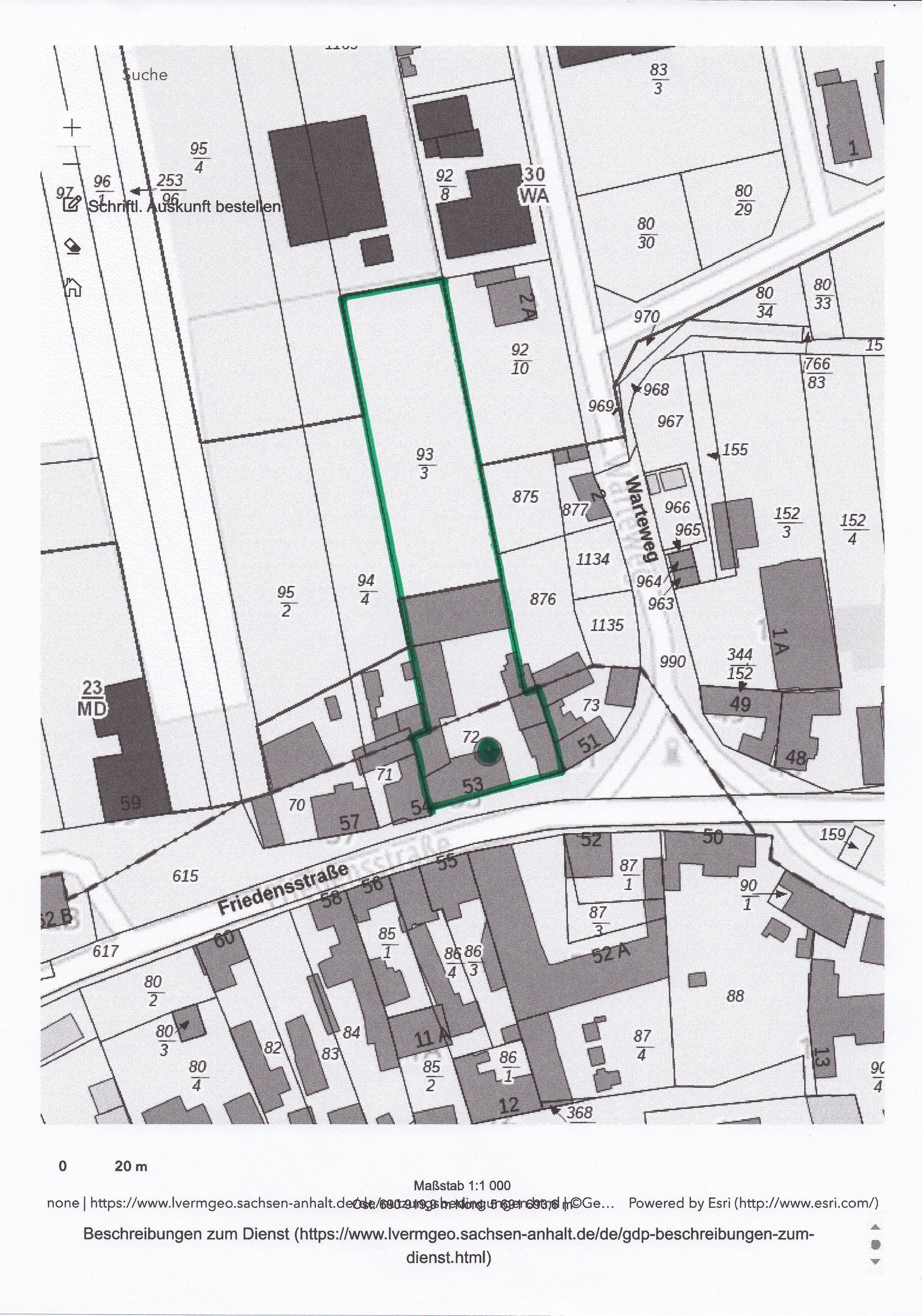 Luftbildkarte mit grün umrandeter Grundstücksgrenze über schwarz-weißen Gebäuden und Straßen.