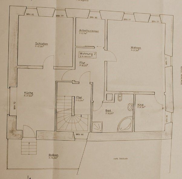 Handgezeichneter Grundriss eines Hauses mit beschrifteten Zimmern, Treppen und Türen.
