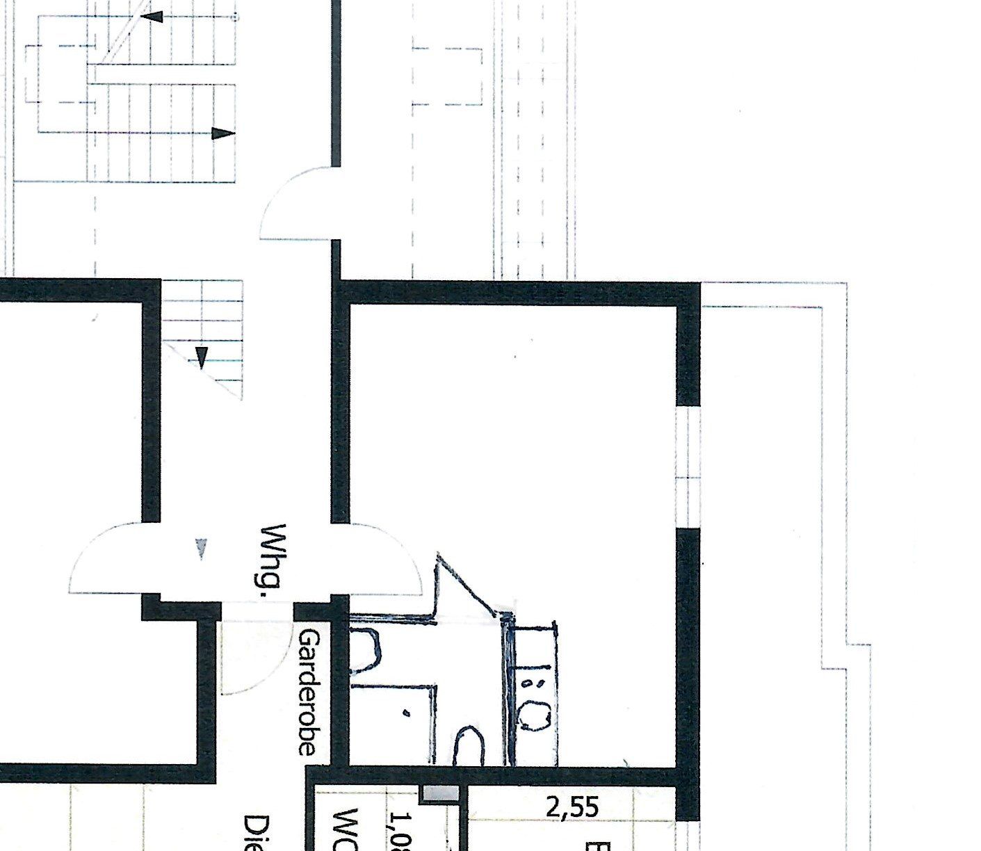 Architektonischer Grundriss mit schwarzen Wänden und Raumbezeichnungen, der einen schmalen Flur und Türöffnungen zeigt.