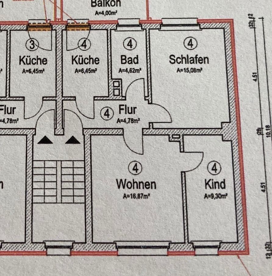 Grundriss der Wohnung mit beschrifteten Räumen: Küche, Bad, Schlafzimmer, Wohnzimmer, Kinderzimmer, Flur und Balkon