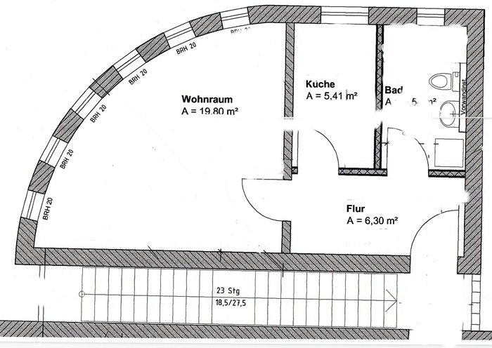 Architektonischer Grundriss mit geschwungenem Wohnzimmer, Küche, Bad und Flur, beschriftet in deutscher Sprache.