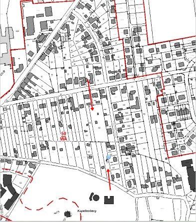 Schwarz-weiße Katasterkarte mit roten Grenzlinien, Grundstücken, Straßen und Gebäudegrundrissen