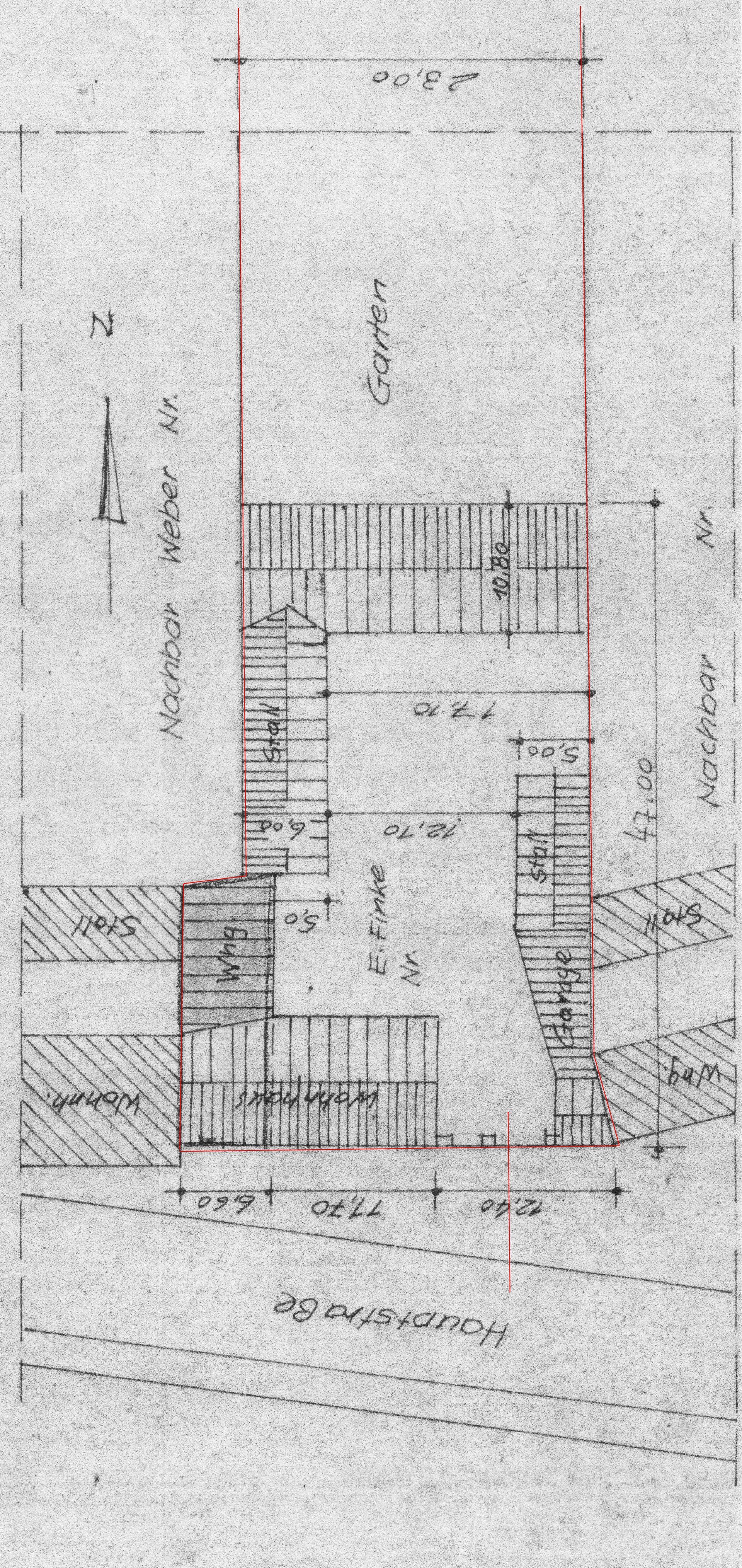 Verschwommener architektonischer Grundriss mit roten Messlinien und rechteckigem Layout auf weißem Papier