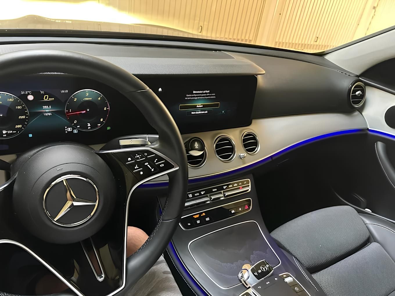 Una persona è seduta al posto di guida di una mercedes benz