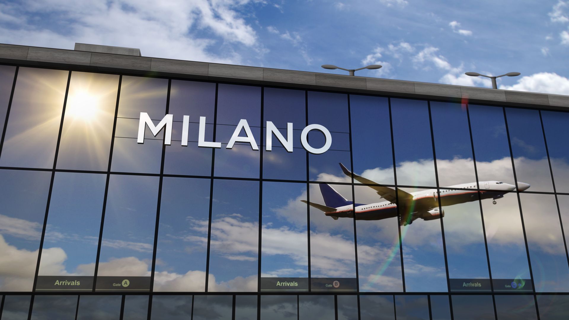 Un aereo si riflette nelle finestre di un palazzo su cui c'è scritto milano
