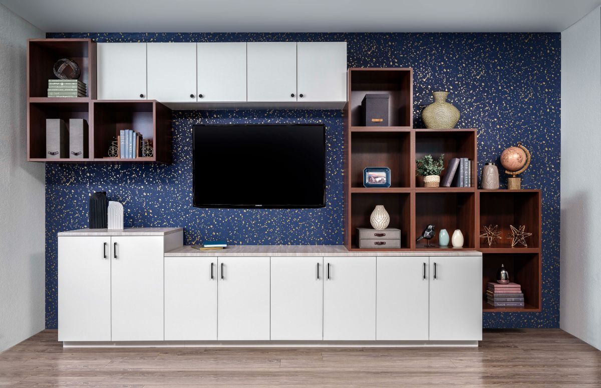 A living room with a flat screen tv on the wall.