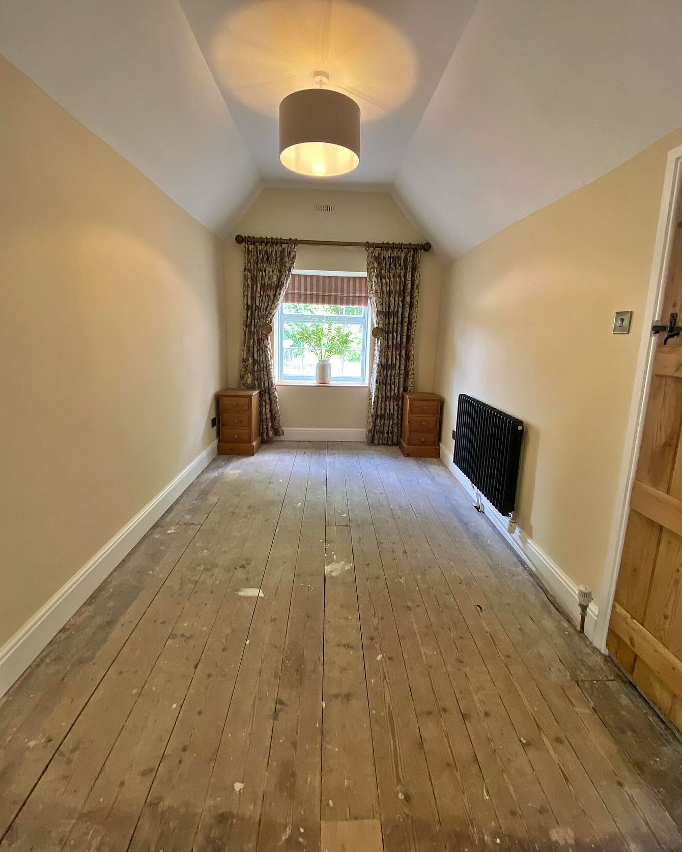 Before and after image of painting and decorating carried out by DMB Painting & Decorating near Hadleigh.