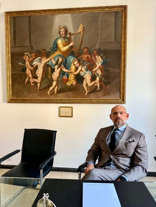 Avv. Mauro Gualtiero nel suo studio