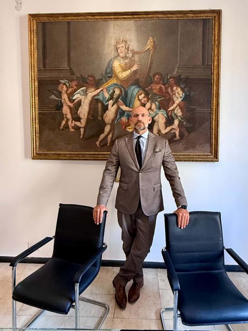 Avv. Mauro Gualtiero nel suo studio