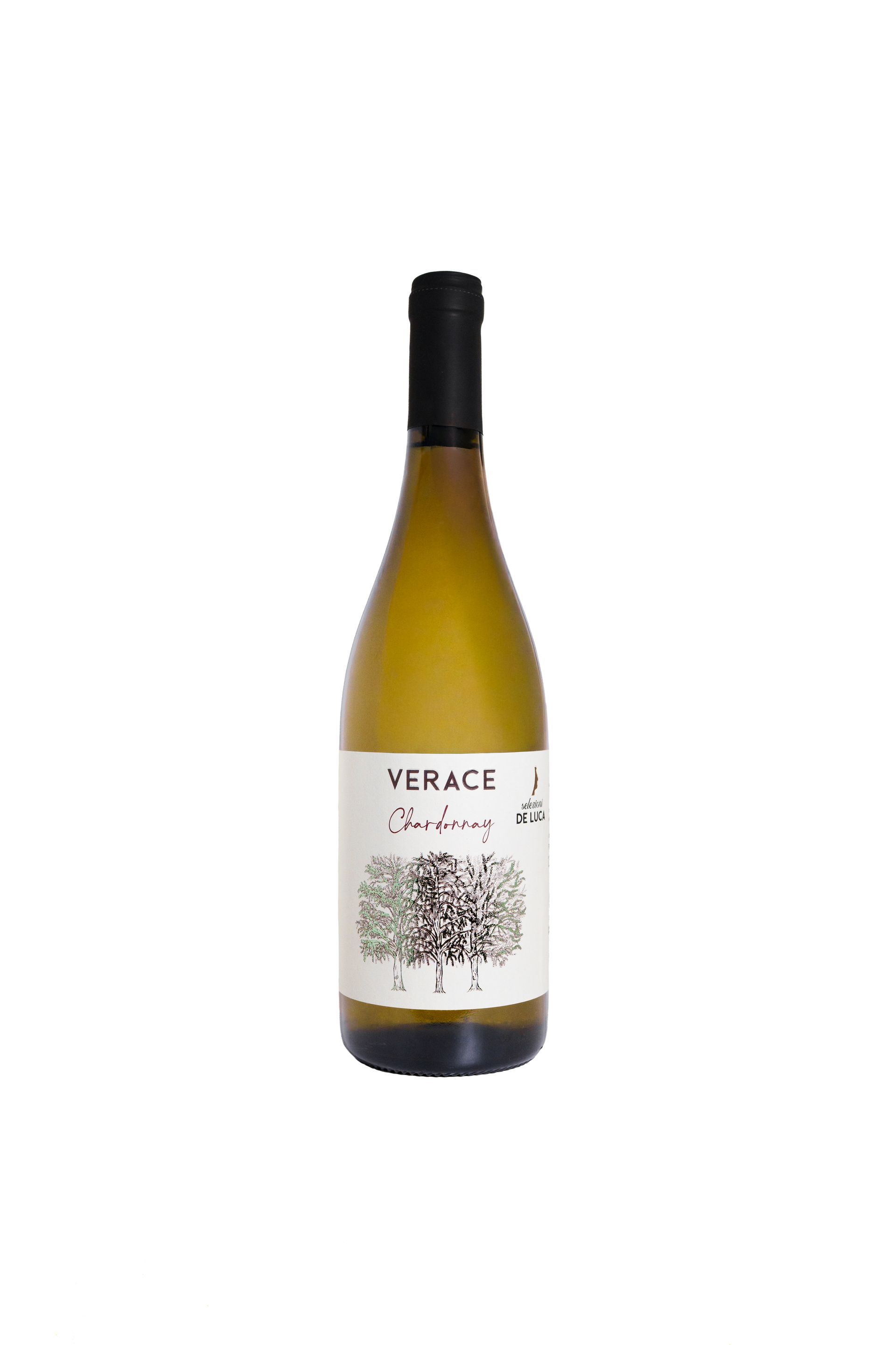 Bottiglia di vino bianco, etichetta con illustrazione di un albero, su sfondo bianco.