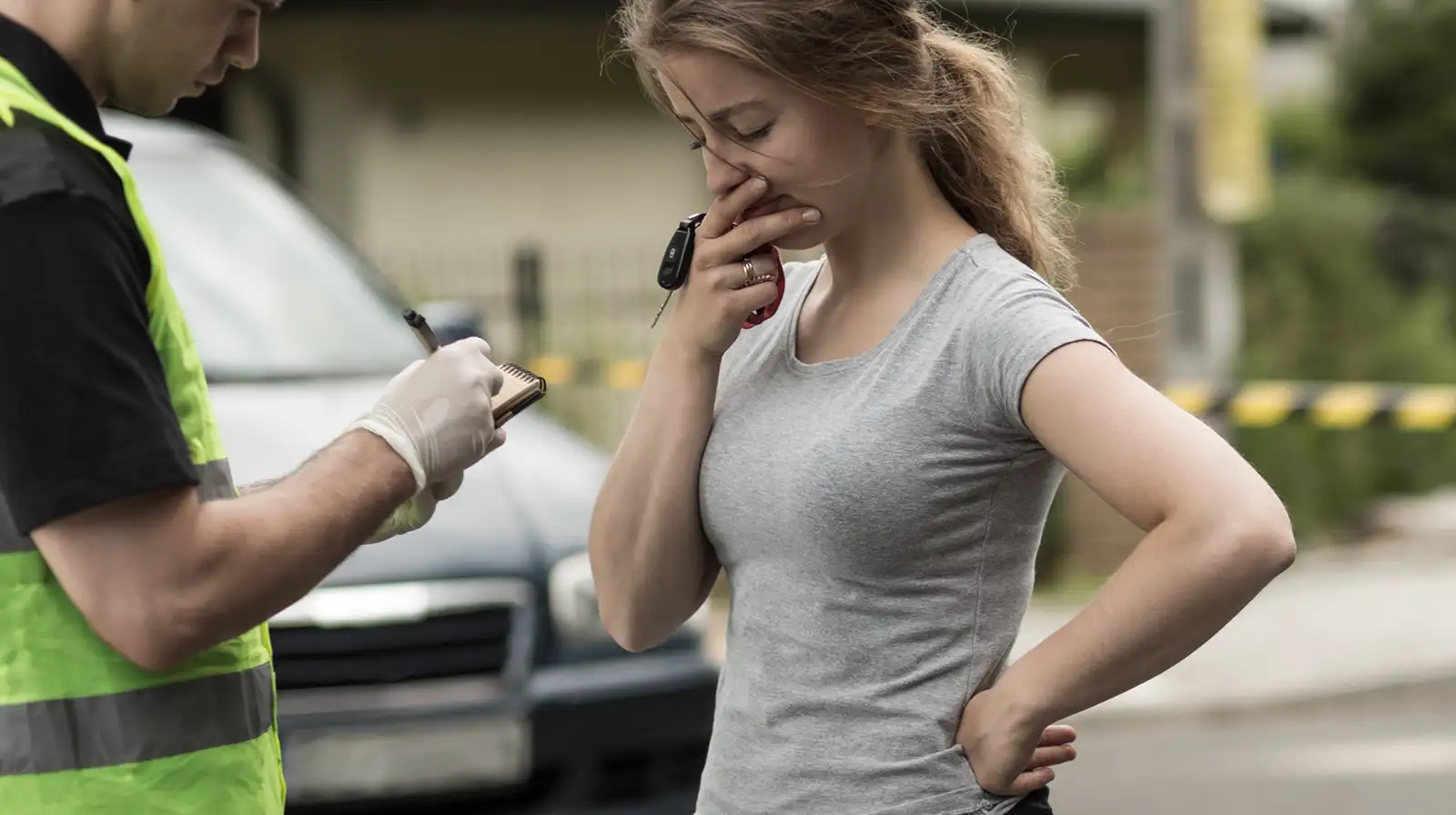An upset women speaking to police, representing the topic of manslaughter in criminal defense law.