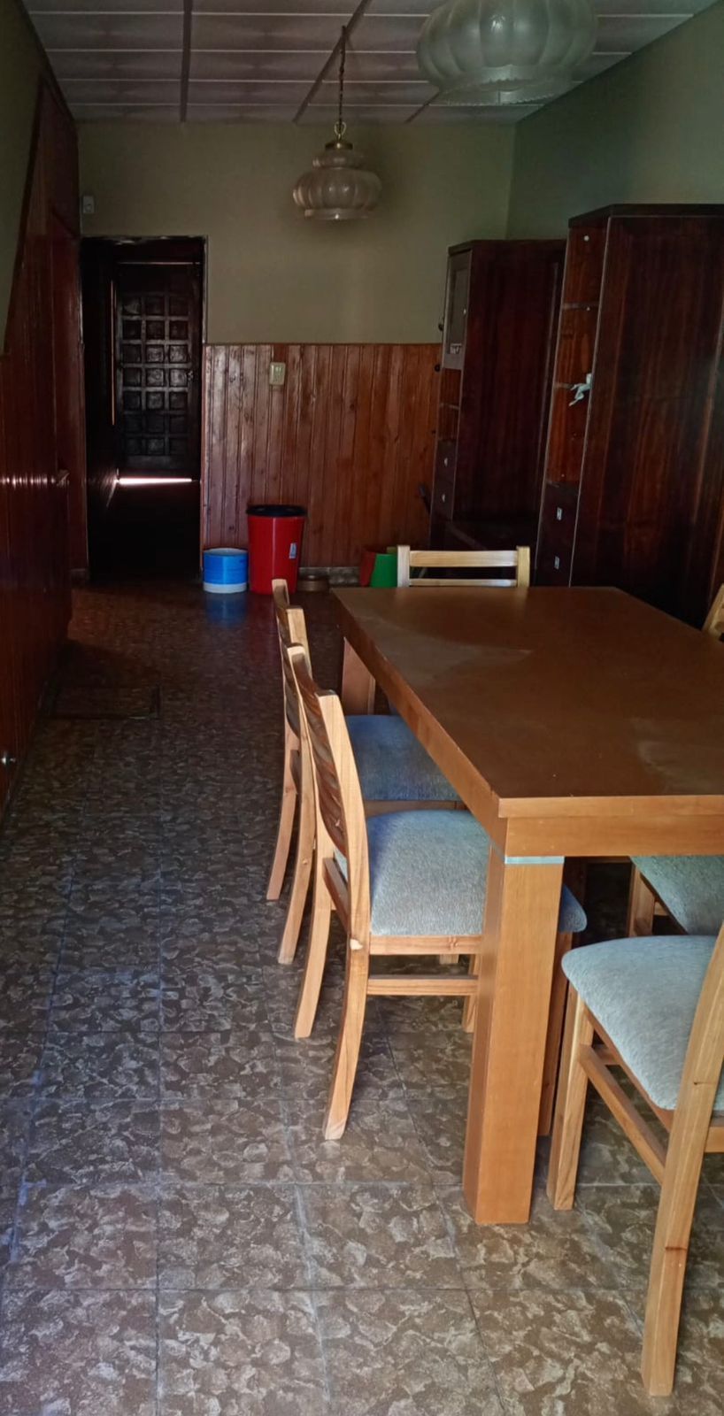 Casa con portón metálico en venta, letrero 