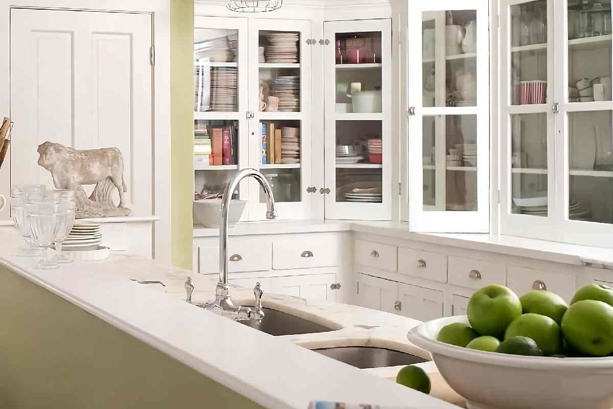 jamin Moore White Dove OC-17 on kitchen cabinets near Des Moines and Waukee, Iowa (IA) and Omaha, Nebraska (NE)