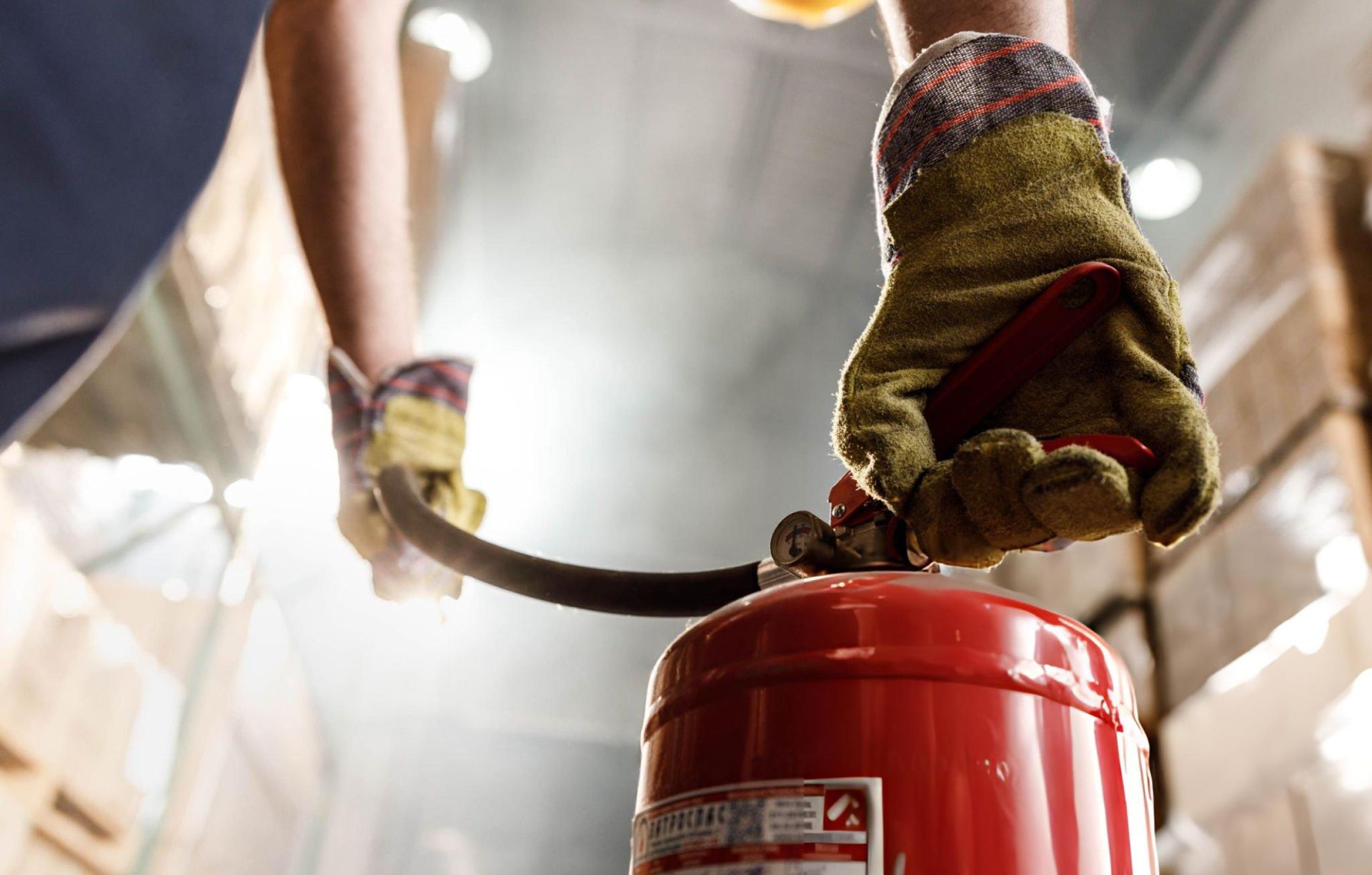 Technicien portant un extincteur pour démonstration et sécurité incendie