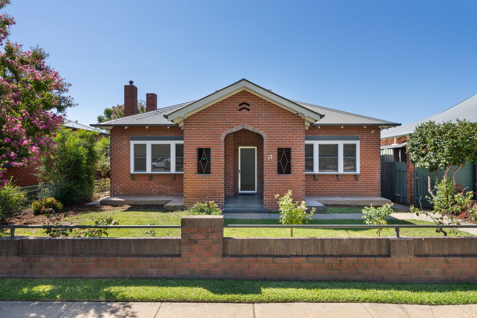 Brick Bungalow with A Front Porch, Garden, and Low Brick Wall — Rivbuild In Uranquinty, NSW