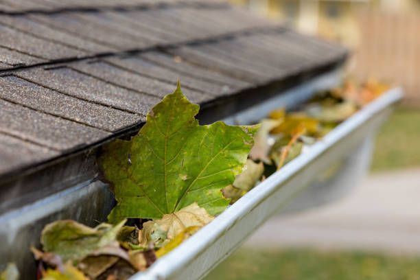cleaning the roof gutter using the water pressure