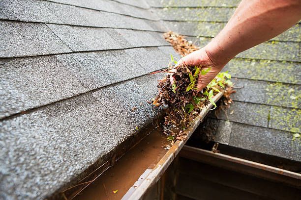 cleaning the roof gutter using the water pressure