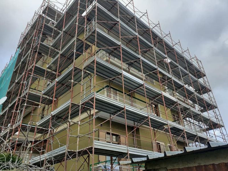 Edificio a più piani in costruzione con impalcature metalliche