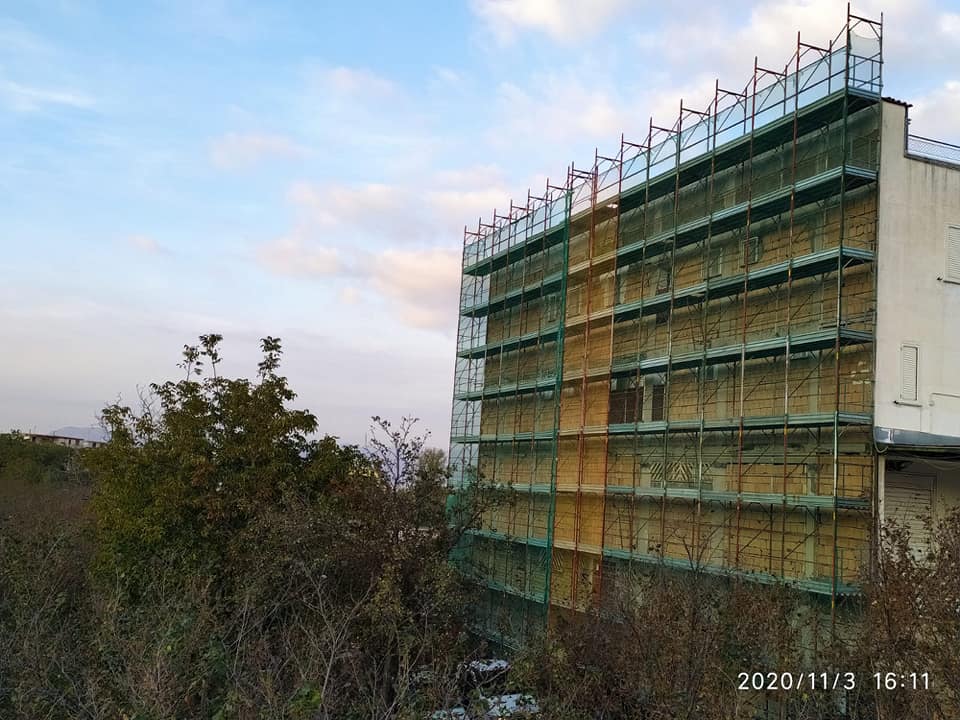 Un'impalcatura ricopre un alto edificio