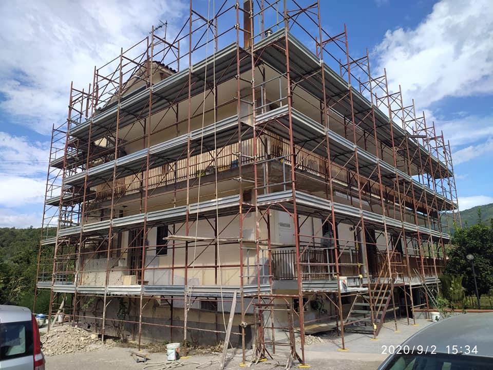 Edificio a più piani in costruzione con ampie impalcature