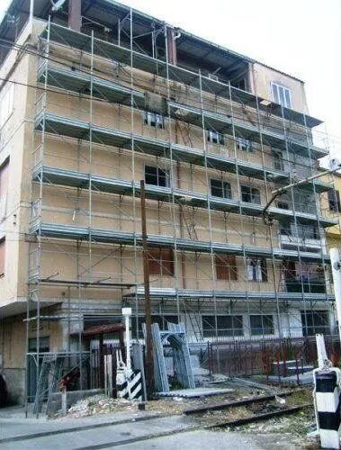 Edificio residenziale a più piani in costruzione, con impalcature