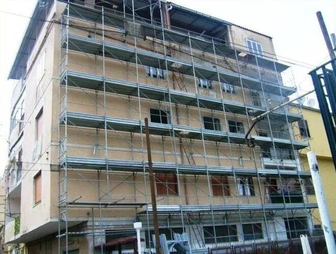 Edificio avvolto da impalcature durante la costruzione o la ristrutturazione.