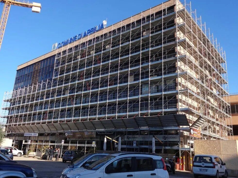Edificio a più piani in costruzione, con impalcature