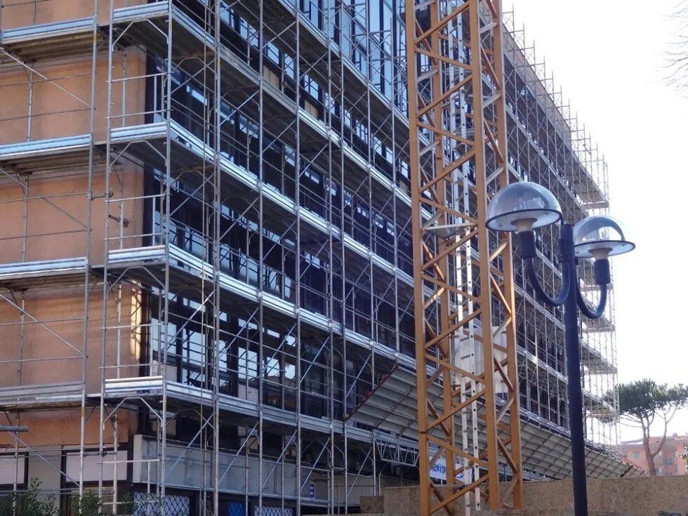 Impalcature attorno a un edificio in mattoni in costruzione