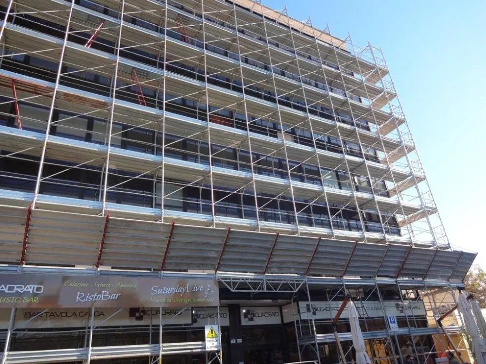 Un'impalcatura circonda un edificio a più piani in costruzione