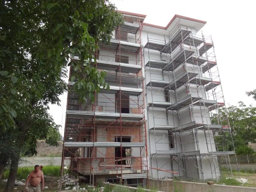 Edificio a più piani in costruzione con impalcature