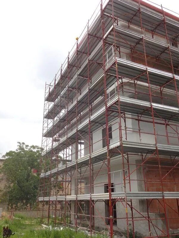 Edificio a più piani in costruzione con impalcature r