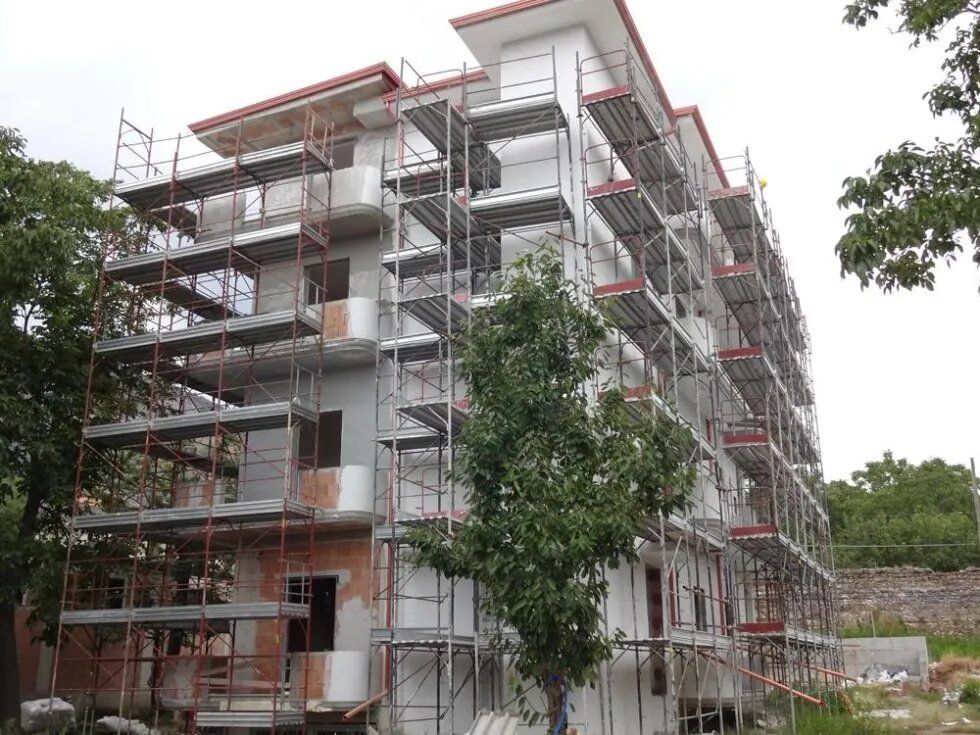 Un'impalcatura circonda un edificio a più piani in costruzione