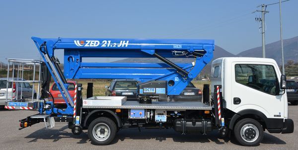 Camion blu di servizio con piattaforma elevatrice montata