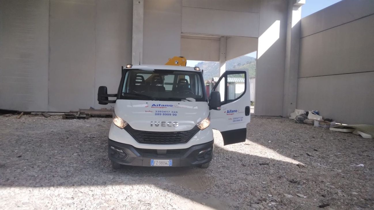 Furgone bianco per le consegne 