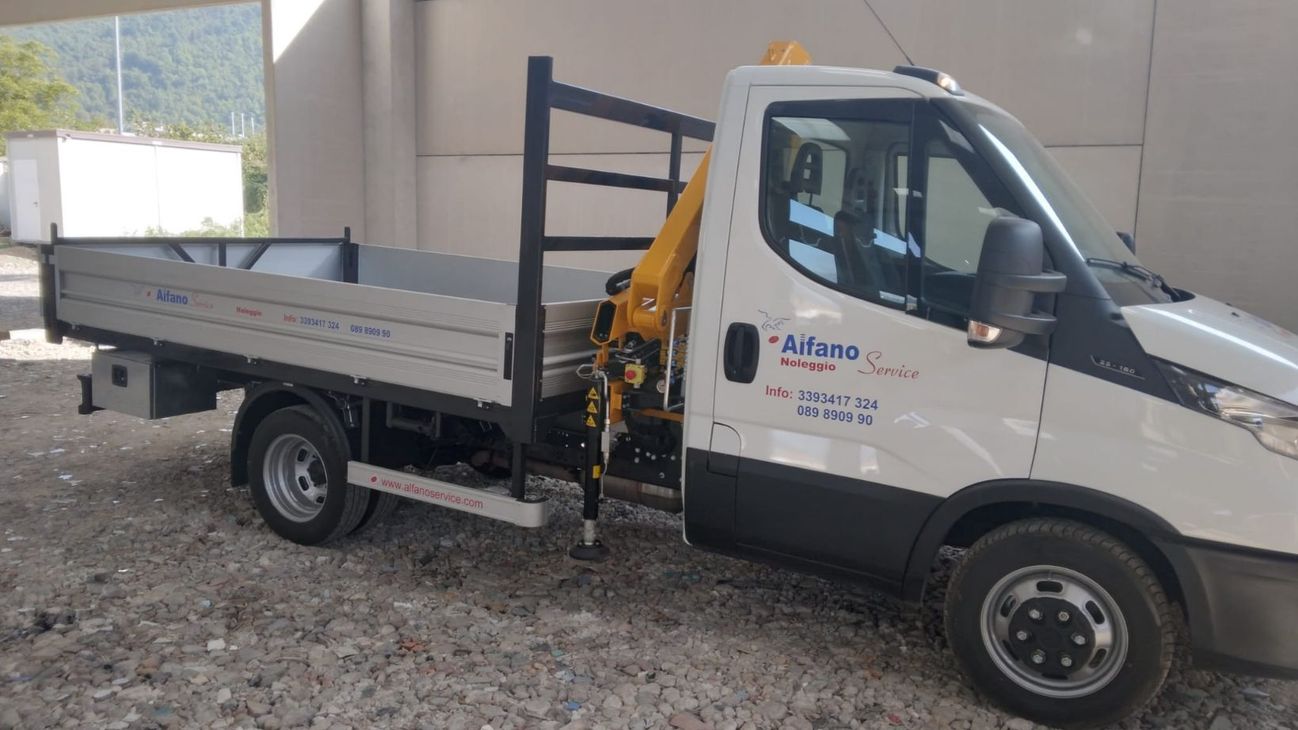Camion a pianale bianco