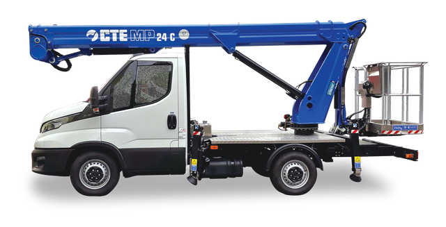 Autocarro bianco multiuso con braccio elevatore blu e piattaforma di lavoro