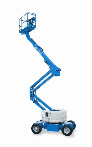 Piattaforma aerea articolata blu con cestello rialzato
