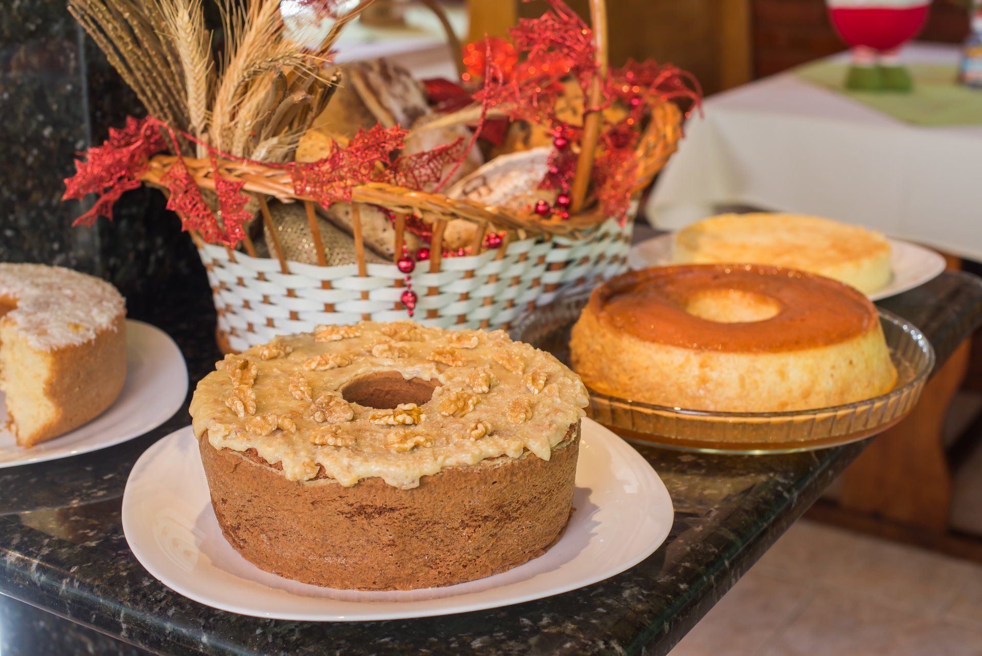 Cesta de bolos e pães sobre um balcão. Diversos produtos de confeitaria com uma decoração em tons outonais.
