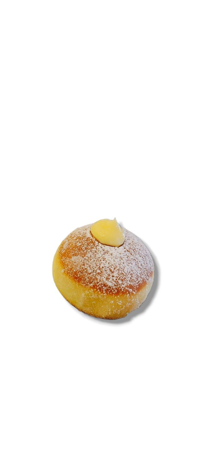 Un unico dolce rotondo spolverato con zucchero a velo e guarnito con crema gialla su fondo bianco.