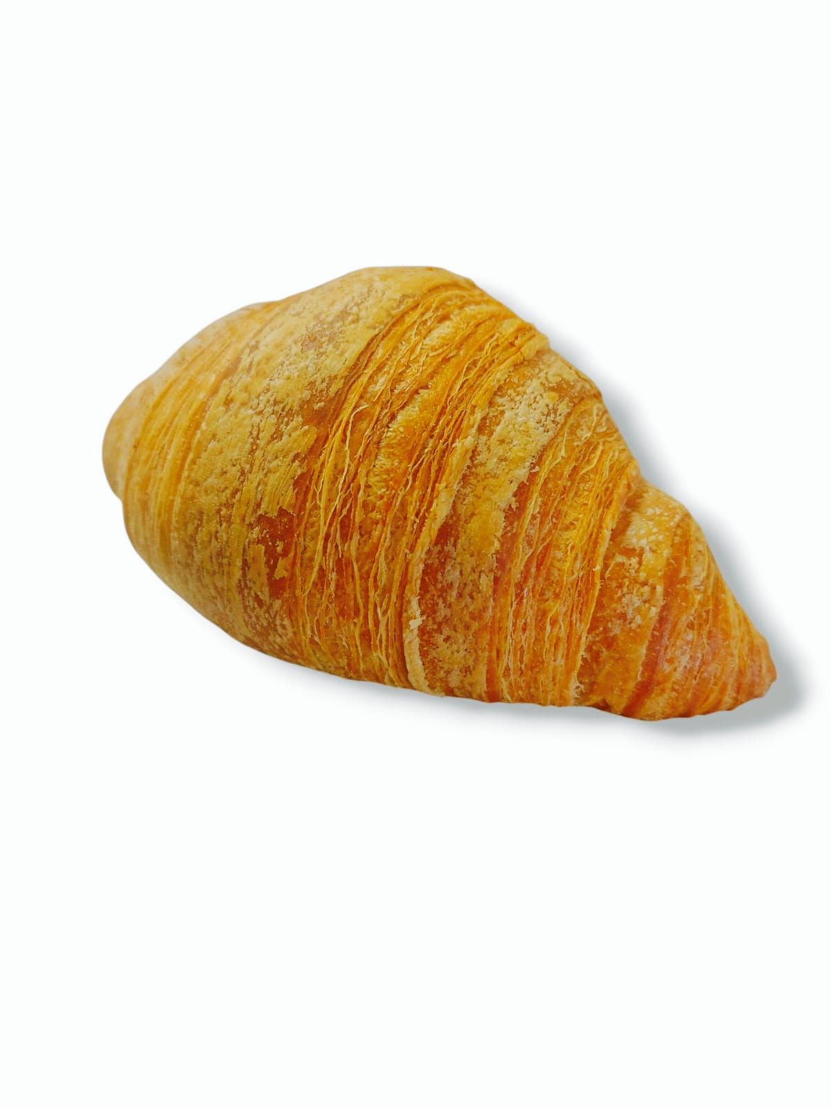 Croissant dorato, cotto al forno con strati sfogliati, su una superficie bianca.