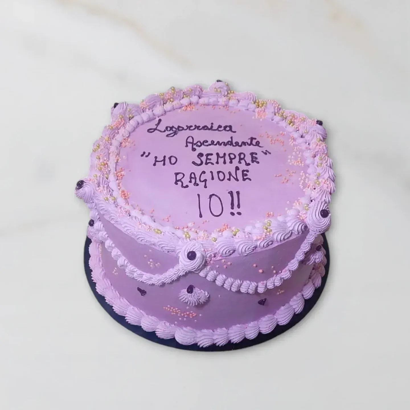 Torta viola con glassa, scritta