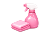 Flacon pulvérisateur de nettoyage rose avec chiffon rose plié sur fond blanc
